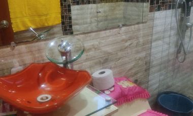 SE VENDE EXCELENTE CASA EN MODELIA , 5ALCOBAS FRENTE A PARQUE
