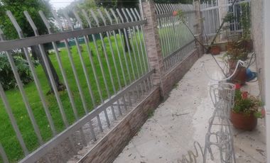 SE VENDE EXCELENTE CASA EN MODELIA , 5ALCOBAS FRENTE A PARQUE