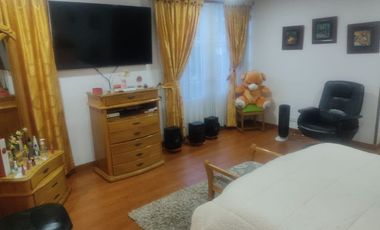 SE VENDE EXCELENTE CASA EN MODELIA , 5ALCOBAS FRENTE A PARQUE