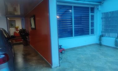 SE VENDE EXCELENTE CASA EN MODELIA , 5ALCOBAS FRENTE A PARQUE