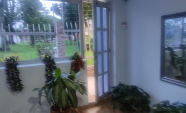 SE VENDE EXCELENTE CASA EN MODELIA , 5ALCOBAS FRENTE A PARQUE