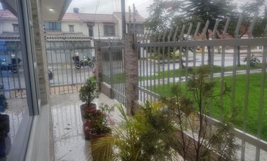 SE VENDE EXCELENTE CASA EN MODELIA , 5ALCOBAS FRENTE A PARQUE