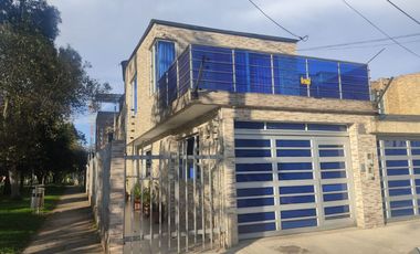 SE VENDE EXCELENTE CASA EN MODELIA , 5ALCOBAS FRENTE A PARQUE