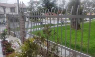 SE VENDE EXCELENTE CASA EN MODELIA , 5ALCOBAS FRENTE A PARQUE
