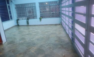 SE VENDE EXCELENTE CASA EN MODELIA , 5ALCOBAS FRENTE A PARQUE