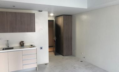Dream Tower Studio with parking 18k per month
