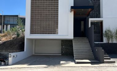 CASA EN VENTA FRACC LOMALTA, TRES MARÍAS CASA CLUB, GIMNASIO, ETC ZONA DE HOSPITALES