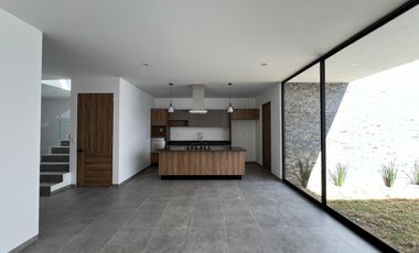 CASA EN VENTA FRACC LOMALTA, TRES MARÍAS CASA CLUB, GIMNASIO, ETC ZONA DE HOSPITALES