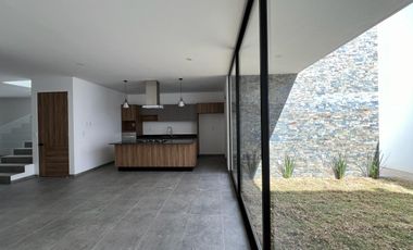 CASA EN VENTA FRACC LOMALTA, TRES MARÍAS CASA CLUB, GIMNASIO, ETC ZONA DE HOSPITALES