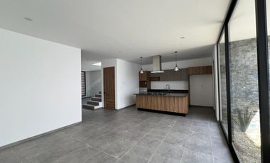 CASA EN VENTA FRACC LOMALTA, TRES MARÍAS CASA CLUB, GIMNASIO, ETC ZONA DE HOSPITALES