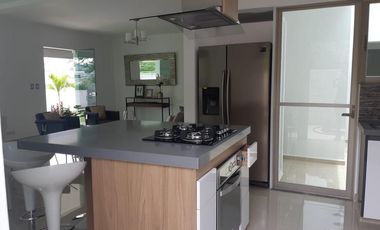 Casa con alberca propia en fraccionamiento al sur de Cuernavaca en Xochitepec Morelos