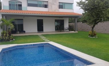 Casa con alberca propia en fraccionamiento al sur de Cuernavaca en Xochitepec Morelos