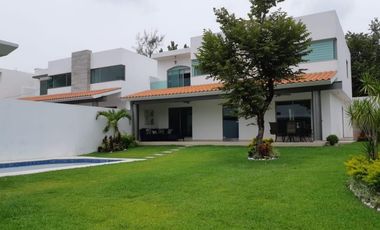 Casa con alberca propia en fraccionamiento al sur de Cuernavaca en Xochitepec Morelos