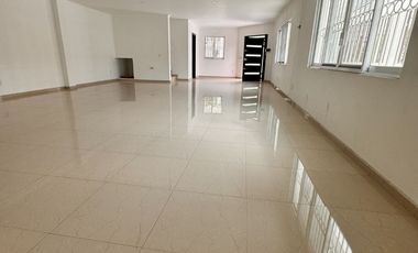 Bodega nueva en venta con casa en planta alta en esquina en Jardines de la Cruz