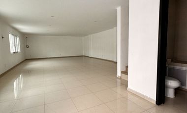 Bodega nueva en venta con casa en planta alta en esquina en Jardines de la Cruz