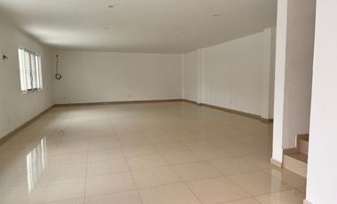 Bodega nueva en venta con casa en planta alta en esquina en Jardines de la Cruz