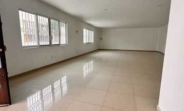 Bodega nueva en venta con casa en planta alta en esquina en Jardines de la Cruz