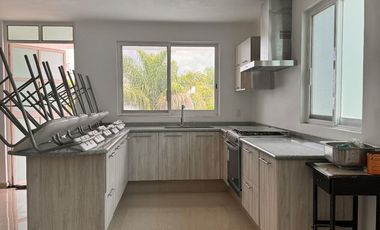 Bodega nueva en venta con casa en planta alta en esquina en Jardines de la Cruz