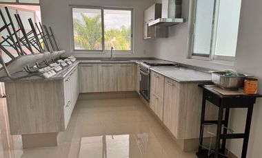 Bodega nueva en venta con casa en planta alta en esquina en Jardines de la Cruz