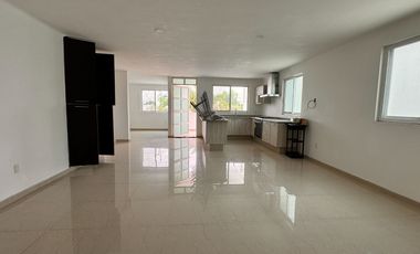 Bodega nueva en venta con casa en planta alta en esquina en Jardines de la Cruz