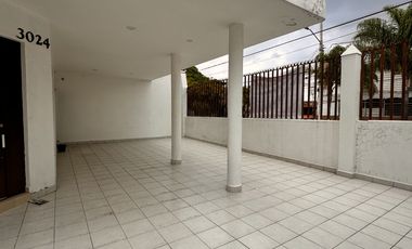 Bodega nueva en venta con casa en planta alta en esquina en Jardines de la Cruz