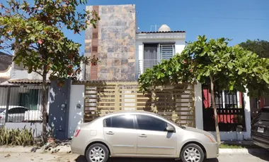 Casa de 4 Recamaras con Habitacion en Planta Baja, Villas Universidad