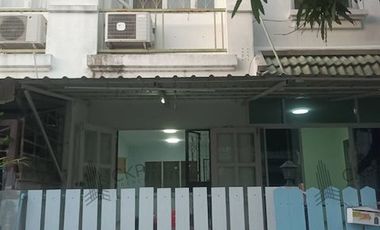 Convenient townhouse for sale, empty detached house in the city
