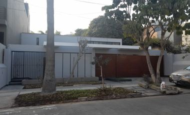 BAJÓ DE PRECIO!!!! CASA:  2 FRENTES, AVENIDA Y PARQUE