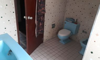 BAJÓ DE PRECIO!!!! CASA:  2 FRENTES, AVENIDA Y PARQUE