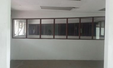 Alquiler de local comercial u oficina de 120m2 sobre la Av. Carlos Julio Arosemena
