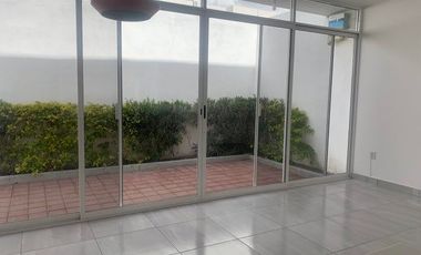 Casa con area de TV, 3 recamaras, terreno excedente - San Isidro Juriquilla, VENTA