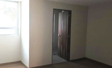 Casa en renta BOSQUE CAMELINAS, amplia, cómoda, excelente ubicación, 3 habitaciones, hermoso jardín.