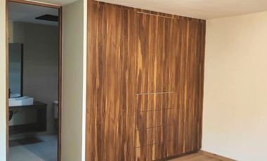 Casa en renta BOSQUE CAMELINAS, amplia, cómoda, excelente ubicación, 3 habitaciones, hermoso jardín.