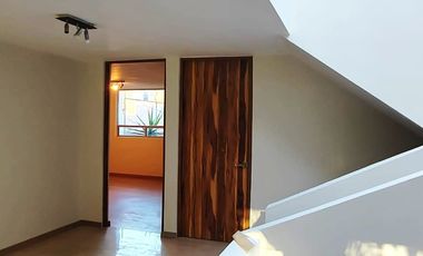 Casa en renta BOSQUE CAMELINAS, amplia, cómoda, excelente ubicación, 3 habitaciones, hermoso jardín.