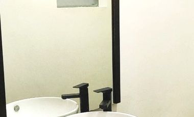 Casa en renta BOSQUE CAMELINAS, amplia, cómoda, excelente ubicación, 3 habitaciones, hermoso jardín.