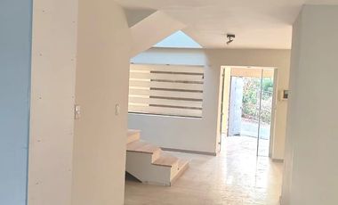 Casa en renta BOSQUE CAMELINAS, amplia, cómoda, excelente ubicación, 3 habitaciones, hermoso jardín.