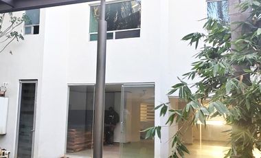 Casa en renta BOSQUE CAMELINAS, amplia, cómoda, excelente ubicación, 3 habitaciones, hermoso jardín.