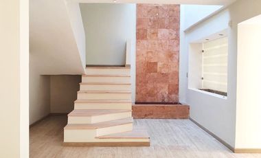 Casa en renta BOSQUE CAMELINAS, amplia, cómoda, excelente ubicación, 3 habitaciones, hermoso jardín.