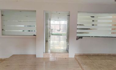 Casa en renta BOSQUE CAMELINAS, amplia, cómoda, excelente ubicación, 3 habitaciones, hermoso jardín.