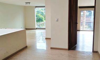 Casa en renta BOSQUE CAMELINAS, amplia, cómoda, excelente ubicación, 3 habitaciones, hermoso jardín.