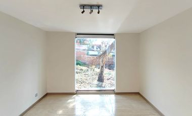 Casa en renta BOSQUE CAMELINAS, amplia, cómoda, excelente ubicación, 3 habitaciones, hermoso jardín.