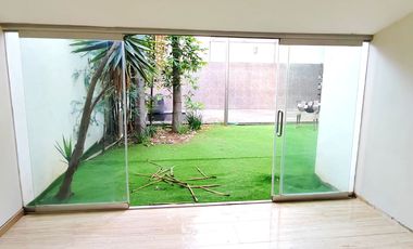 Casa en renta BOSQUE CAMELINAS, amplia, cómoda, excelente ubicación, 3 habitaciones, hermoso jardín.