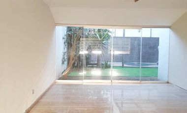 Casa en renta BOSQUE CAMELINAS, amplia, cómoda, excelente ubicación, 3 habitaciones, hermoso jardín.