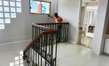 Newly Renovated Spacious 4 Bedrooms House in Primavera Hills