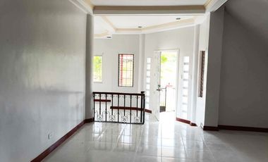 Newly Renovated Spacious 4 Bedrooms House in Primavera Hills