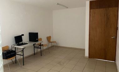 Casa en venta con salida a Campo de Golf las Fuentes, Puebla Ideal para oficinas