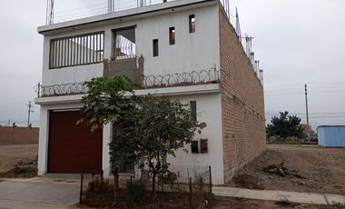 Se Vende Casa De 2 Pisos Frente A Parque En La Urb Arboleda Carabayllo
