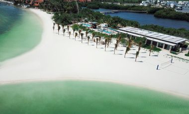 Condominio de lujo con vistas al mar y la marina, en Puerto Cancún.