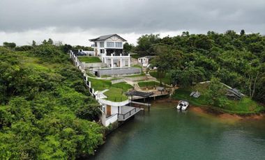 FOR SALE! LAKESIDE VACATION HOME