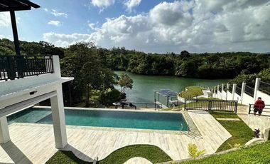 FOR SALE! LAKESIDE VACATION HOME